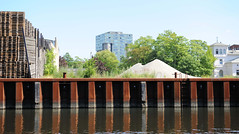 Ziegelwiesenkanal, alter Industriekanal im Hafengebiet in Hamburg Harburg; Eisenwand als Kanalufer - im Hintergrund re. Gebäude an der Blohmstraße u. in der Bildmitte das ehem. Silo am Schellerdamm. (2010)