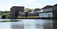 Ziegelwiesenkanal, alter Industriekanal im Hafengebiet in Hamburg Harburg; Lagergebäude am Kanalufer - Blick Richtung Seehafenbrücke. (2010)