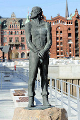 Bronzeskulptur von Klaus Störtebeker in der Hamburger Speicherstadt, Osakaallee / Störtebeker Ufer; Bildhauer Hansjörg Wagner, 1982.