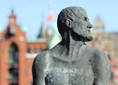 Bronzeskulptur von Klaus Störtebeker in der Hamburger Speicherstadt, Osakaallee / Störtebeker Ufer; Bildhauer Hansjörg Wagner, 1982.
