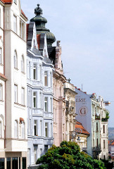 Hausfassaden in Brno, Architekturbilder aus der tschechischen Stadt Brünn - historische Etagenhäuser.