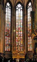 Kirchenfenster mit farbigem Glas - gotische Fensterform - Kathedrale / Baslika von Brno, Brünn in Tschechien.