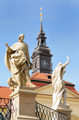 Skulpturen auf Steinsockel - Kirchturm.