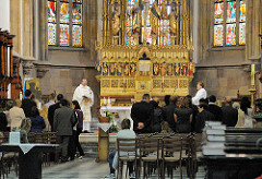 Altarbereich der gotischen Kathedrale St. Peter und Paul in Brno / Brünn - goldener Altar.