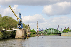 Fotos aus dem Hamburger Stadtteil Kleiner Grasbrook, Bezirk Mitte; alte Kräne im Veddelkanal / Brandenburger Ufer - im Hintergrund die Brücke der Klütjenfelder Straße.
