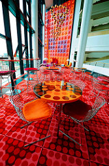 Snackbar der Spiegel-Kantine im Verlagsgebäude in der Hafencity - Entwurf 1969 vom dänischen Innenarchitekten und Designer Verner Panton. Die Speiseräume der unter Denkmalschutz stehenden Kantine sind im Hamburger Museum für Kunst und Gewerbe ausges