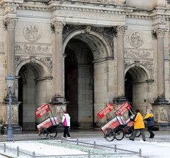 Eingang zum Dresdner Zwinger am Theaterplatz - Karren mit dem Schild Dresdner Stadtrundfahrt werden über den Weg geschoben.