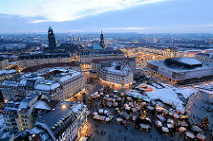 Abenddämmerung über Dresden - Weihnachtsmarkt auf dem Neumarkt und im Hintergrund der Striezelmarkt auf dem Altmarkt. Im Hintergrund die Türme vom Rathaus und der Kreuzkirche.