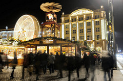 Der Dresdner Striezelmarkt ist einer der ältesten Weihnachtsmärkt Deutschland - er wird seit 1434 regelmässig auf dem Altmarkt in Dresden abgehalten.