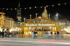 Weihnachsmarkt in Dresden - Dresdner Striezelmarkt in den Abendstunden mit Weihnachtslicht.