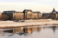 Sächsisches Staatsministerium der Finanzen am Neustädter Elbufer, fertig gestellt 1896; Regierungsviertel Dresden; ein Arbeitsboot fährt elbaufwärts.