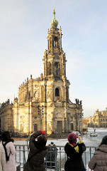 Katholische Hofkirche Dresdens im Morgenlicht - Kathedrale Sanctissimae Trinitatisb des Bistums Dresden Meissens, Barockkirche  erbaut 1755 - Touristinnen fotografieren das historische Gebäude.