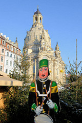 Pappfigur mit Trommel - Spielmannszug eines Bergmannvereins auf dem Weihnachtsmarkt in Dresden.