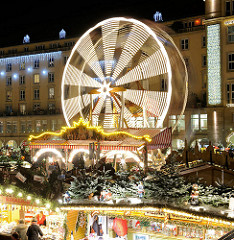 Riesenrad in Bewegung - Nachtaufnahme, Lichtspiel - Striezelmarkt in Dresden, weihnachtlich geschmückte Buden.