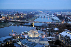 Blaue Stunde in Dresden - Blick zur Carolabrücke über die Elbe; davor die Glaskuppel / Zitronenpresse der Hochschule für Bildende Künste.