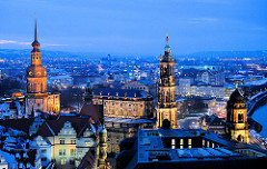 Blaue Stunde über den Dächern von Dresden - rechts der Turm vom Oberlandesgericht Dresden, die Hofkirche und der Turm des Rezidenzschlosses. .