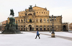 Semperoper in Dresden - am frühen Morgen sind noch keine Touristen zu sehen - Schnee liegt auf dem Theaterplatz.