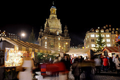 Weihnachtsmarkt auf dem Dresdner Neumarkt mit Verkaufsbuden - im Hintergrund die Frauenkirche.