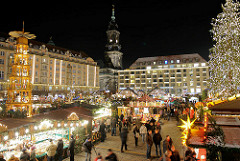 Dresdner Striezelmarkt - Weihnachtsbaum mit Lichtern - Weihnachtspyramide.