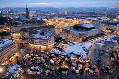 Abenddämmerung über Dresden - Weihnachtsmarkt auf dem Neumarkt und im Hintergrund der Striezelmarkt auf dem Altmarkt.