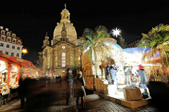 Weihnachtsmarkt auf dem Dresdner Neumarkt bei Nacht, beleuchtete Frauenkirche.