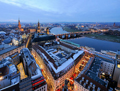 Abendämmerung in Dresden / Blaue Stunde über der Stadt an der Elbe - in der Bildmitte die Augustusbrücke - lks davon die Türme vom Oberlandesgericht Dresden, vom Residenzsschloss und der Hofkirche.