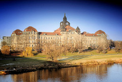 Blick über die Elbe zum Dresdner Regierungviertel - Sächsiche Staatskanzlei; erbaut 1904 im Stil der Neorenaissance - Neustädter Elbufer.