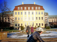 Barockes Gebäude am Neustädter Elbufer in Dresden, 1724 errichtet; Nutzung als Hotel Bellevue; Radfahrer und SpaziergängerInnen.