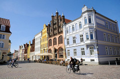 Historische Architektur der Hansestadt Stralsund - Altstadt; norddeutsche Backsteingotik -  in der Bildmitte das aus dem 14. Jahrhundert stammende Wulflamhaus.