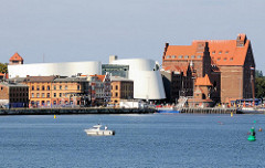 Historische Hafenarchitektur und Neubau Deutsches Meeresmuseum in der Hansestadt Stralsund.