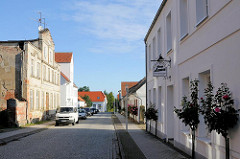 Klassizistische Wohnhäuser mit blühenden Rosensträuchern an der Strasse - Bilder aus Putbus / Rügen.