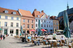 Historische restaurierte Architektur - Alter Markt, Hansestadt Stralsund - Touristen sitzen an Tischen in der Sonne, strahlend blauer Himmel.