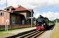 Bahnhof Lauterbach Rügen / das Gebäude steht unter Denkmalschutz; die Bahnstrecke ist 1890 eingerichtet worden. Historische Lokomotive, Eisenbahnzug / Dampflok 99 1784-0, erbaut 1953 - Rasender Roland, ehem. Rügensche Bäderbahn.