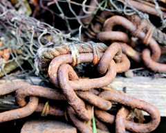 Fischernetze mit Eisenketten beschwert im Hafen von Lauterbach Rügen.