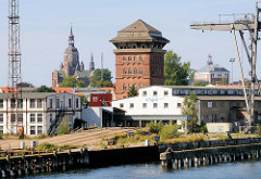 Hafenanlagen im Stralsunder Hafen - historischer Speicher; im Hintergrund die Marienkirche.
