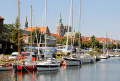 Sportboothafen Hansestadt Stralsund - im Hintergrund die Kirchtürme der St. Nikolaikirche und  St. Jacobikirche.