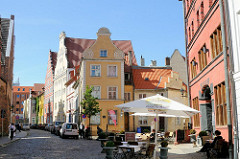 Strassenszene mit historischer Architektur - Strassencafé mit Sonnenschirm - Hansestadt Stralsund.