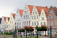 Marktplatz in Friedrichstadt an der Eider - Backsteinrenaissance, historische Architektur.
