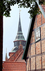 Historische Fachwerkhäuser - Innenstadt Boizenburg; Turm der St. Marienkirche.