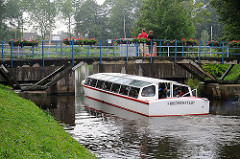 Fahrgastschiff bei einer Rundfahrt durch die Grachten von Friedrichstadt an der Eider / Treene.
