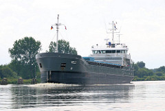 Das 83m lange und 13m breite Frachtschiff KELT auf dem Nord-Ostsee-Kanal.