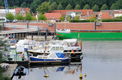 Sportboothafen Boizenburg an der Elbe - im Hintergrund liegt ein Binnenschiff am Hafenkai.