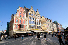 Historische Häuser am Marktplatz / Großer Ring von Wroclaw, Breslau / Polen - Cafés und Restaurants mit Markisen vor den Häusern.