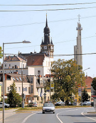 Turm vom Rathaus und Kirchturm der futuristische St. Wenzelskirche nach Plänen des Architekten L. Kolka in Hustopece, Südmähren - Tschechien.