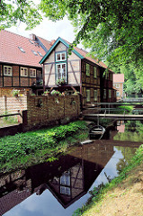 Historischer Graben - Stadtgraben mit Brücke - Lindenallee am Kanalufer, Fachwerkhäuser.