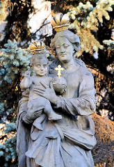 Marienfigur mit Krone - Christkind mit Krone - Steinskulptur bei der Kirdche St. Mauritius in Wroclaw, Breslau.