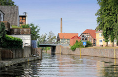 Elde Müritz Wasserstrasse durch Grabow - im Hintergrund Fachwerkhäuser und Fabrikschornstein.