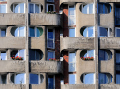 Detailaufnahme, Fenster - Balkons; Siedlung Grunwaldplatz / plac Grunwaldzi; erbaut von 1967 - 1975 - Architekten Jadwiga Grabowska-Hawrylak,  Zdzisław Kowalski, Włodzimierz Wasilewski.