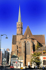Kirchenschiff und Kirchturm der gotischen St. Adalbert Kirche in Wroclaw, Breslau - Polen.