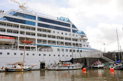 Das 181 m langen und 25m breiten Kreuzfahrtschiff AZAMARA JOURNEY kann 700 Passagiere an Bord nehmen - Einfahrt des Kreuzfahrtschiffs in die Brunsbüttler Schleuse Richtung Elbe.